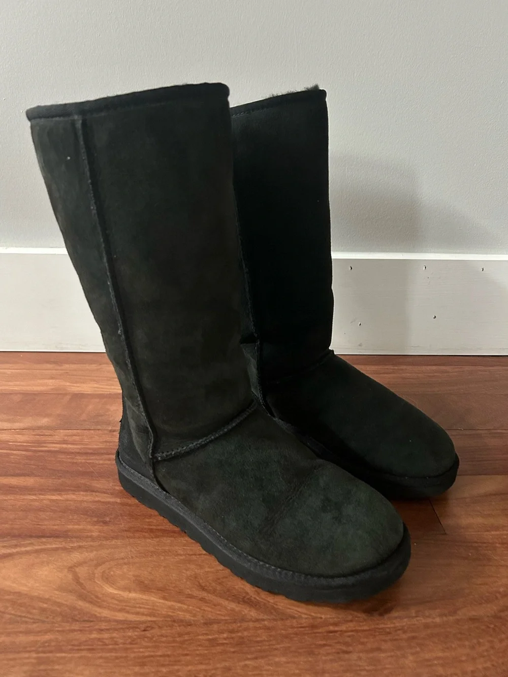 UGG Classic Tall Boots Black on Black Women’s Size 8 Warm